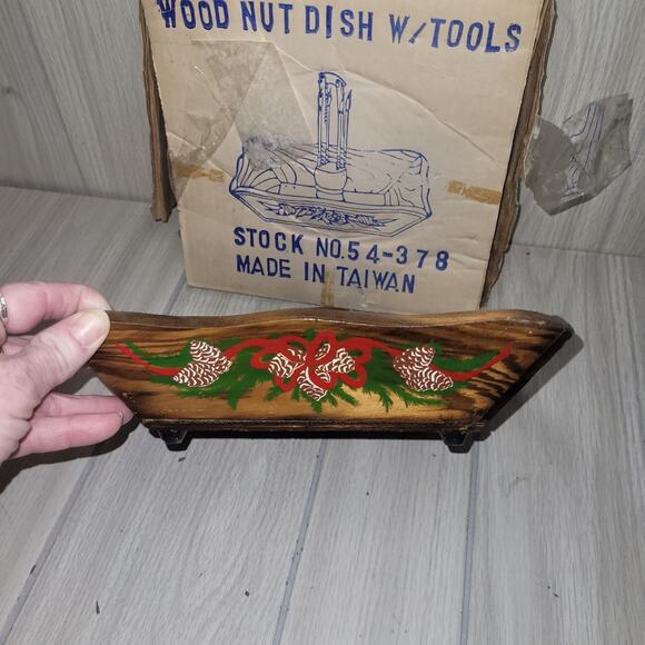 Vtg Hand Painted Wood Nut Bowl Shell Cracking Tools Holiday Design Christmas - Picture 8 of 10